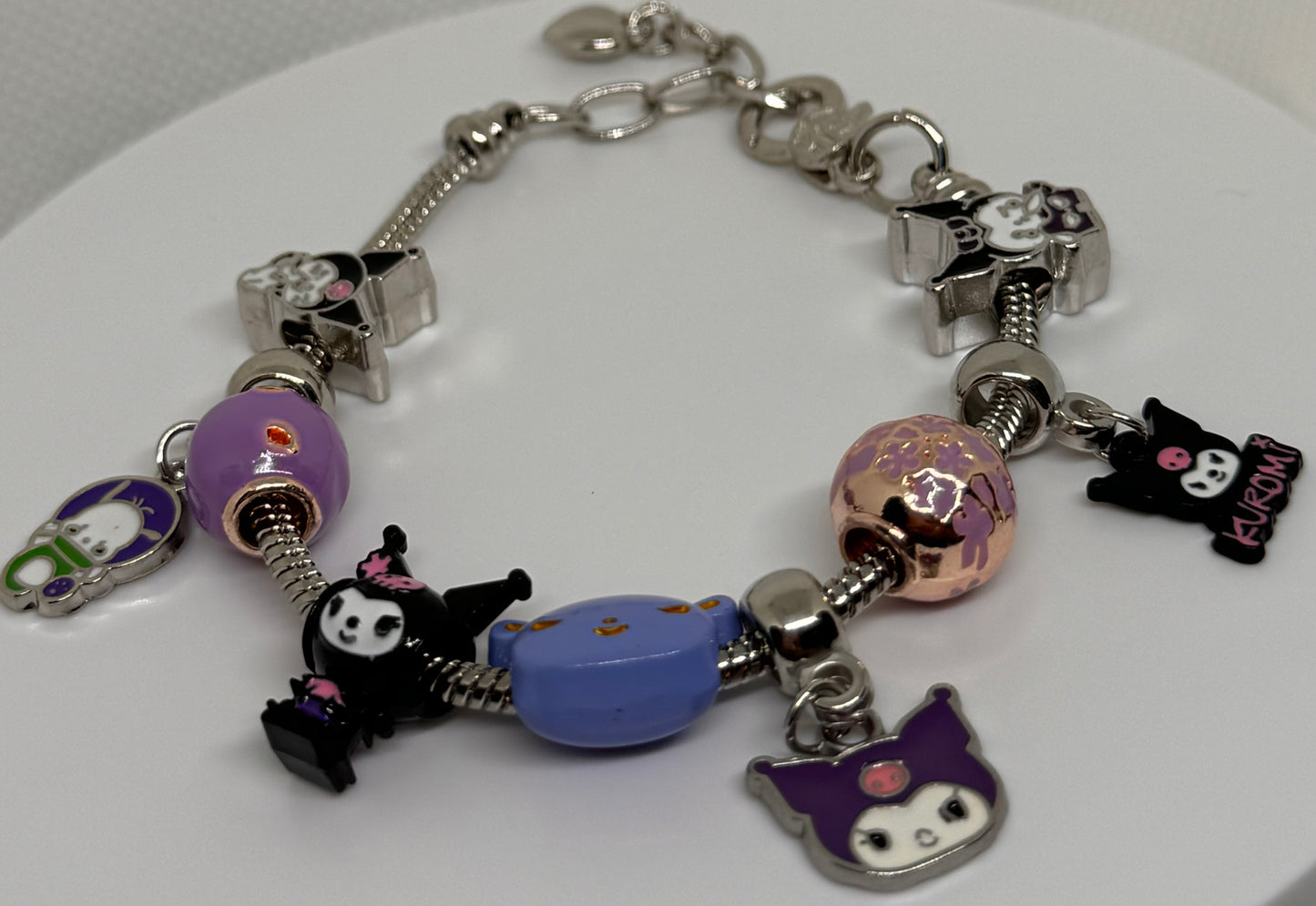 Pulsera con dijes de Kuromi