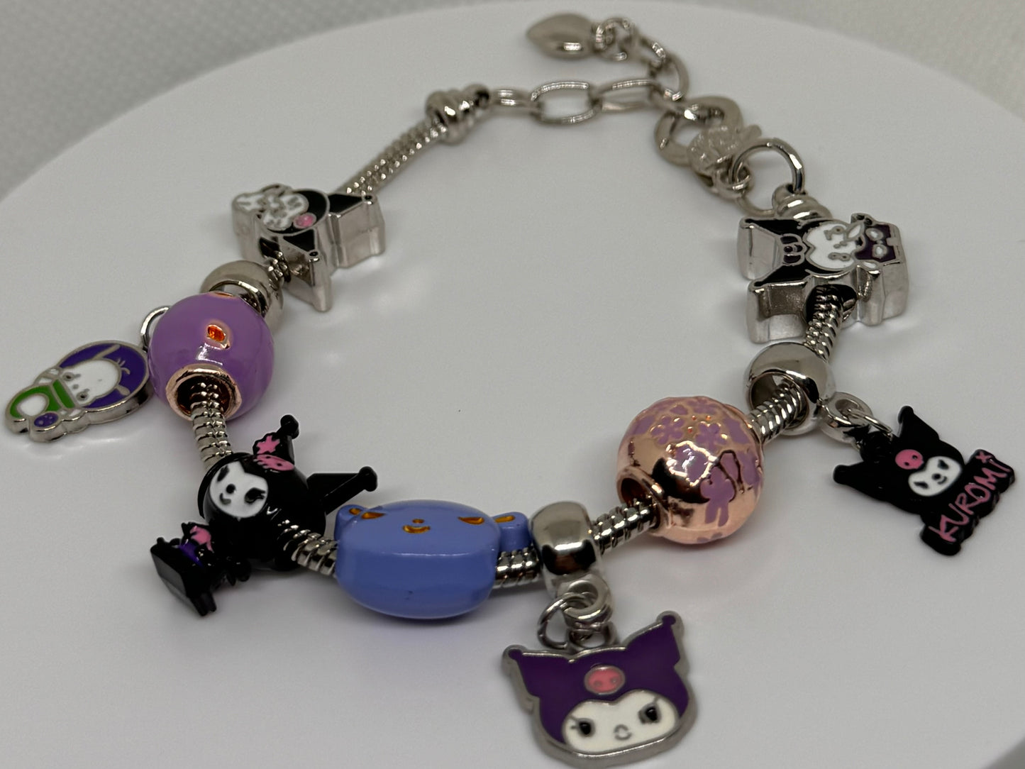 Pulsera con dijes de Kuromi