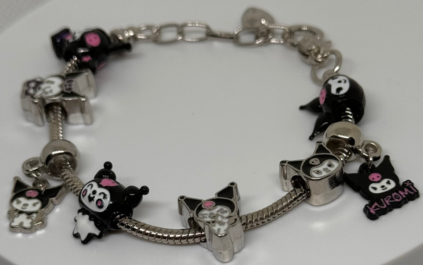 Pulsera con dijes de Kuromi