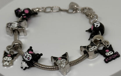 Pulsera con dijes de Kuromi