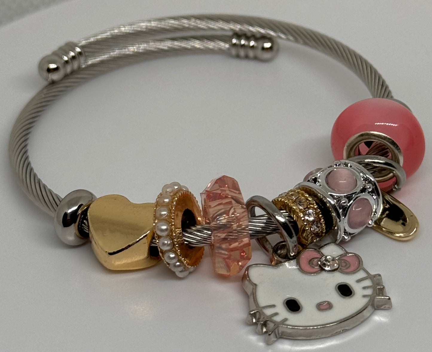 Pulsera con dije de Hello Kitty