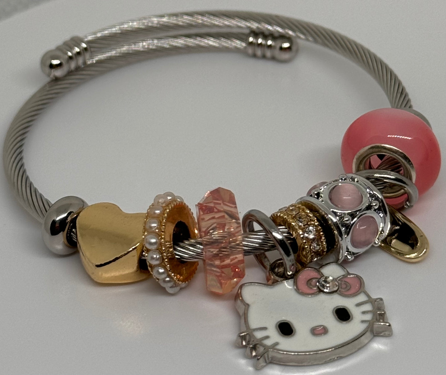 Pulsera con dije de Hello Kitty