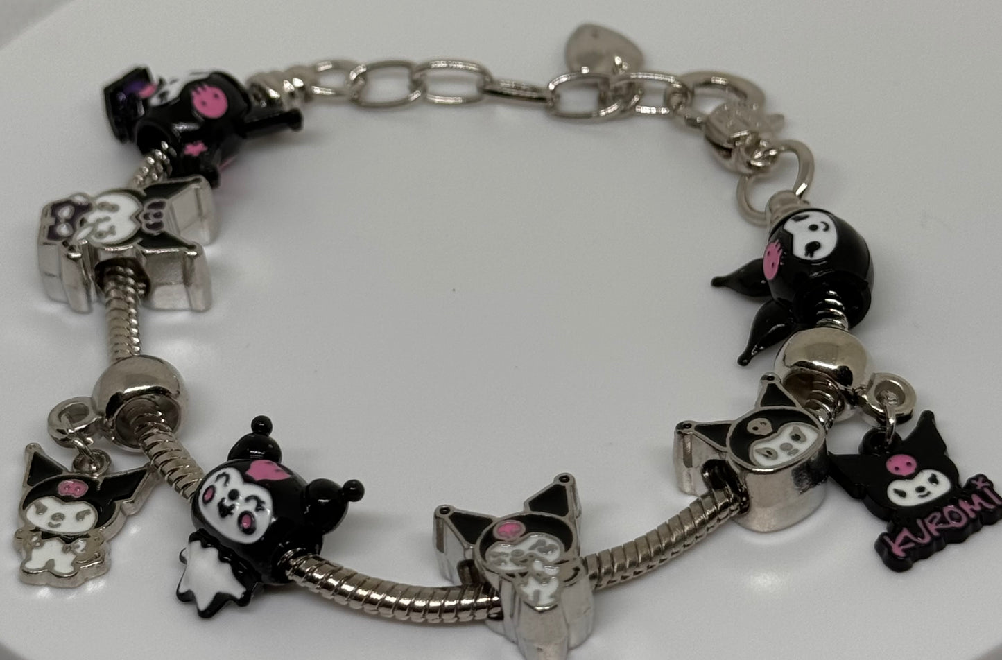 Pulsera con dijes de Kuromi