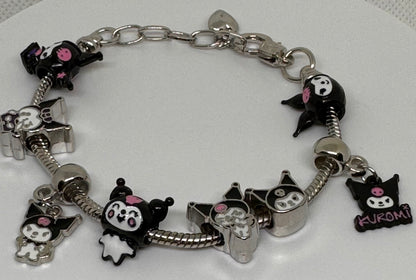 Pulsera con dijes de Kuromi